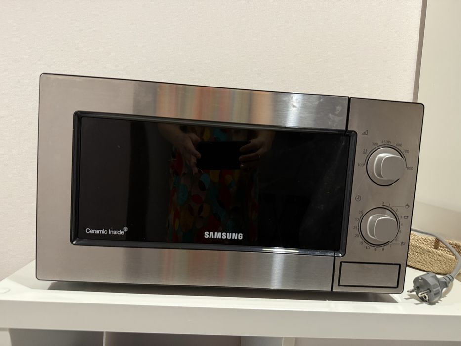 Микроволновая печь Samsung  в отличном состоянии . Цвет металлик .
