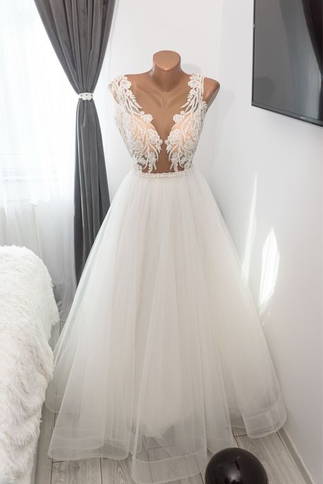 Vand rochie de mireasa si blanita alba