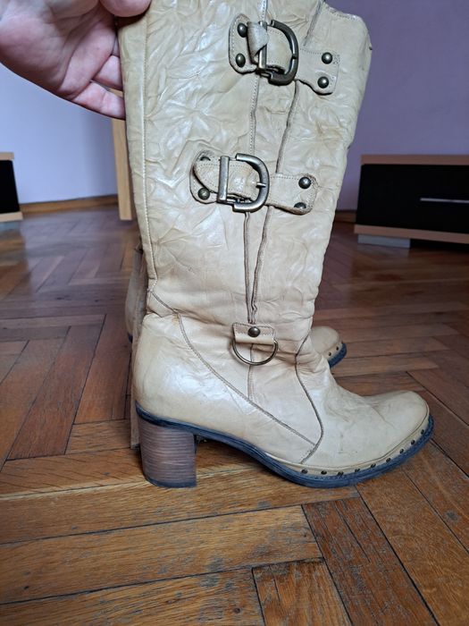 Продавам дамски ботуши.
