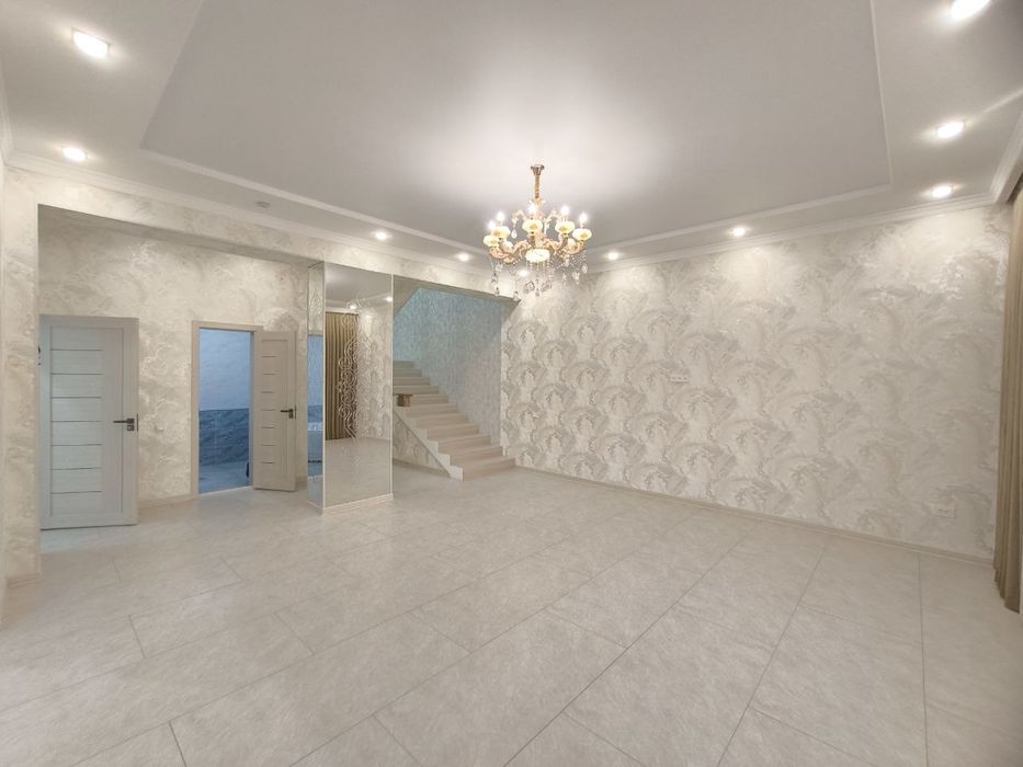 Лимонаий  Продается дом с участком. 2,5 соток. 2-уровня дом.