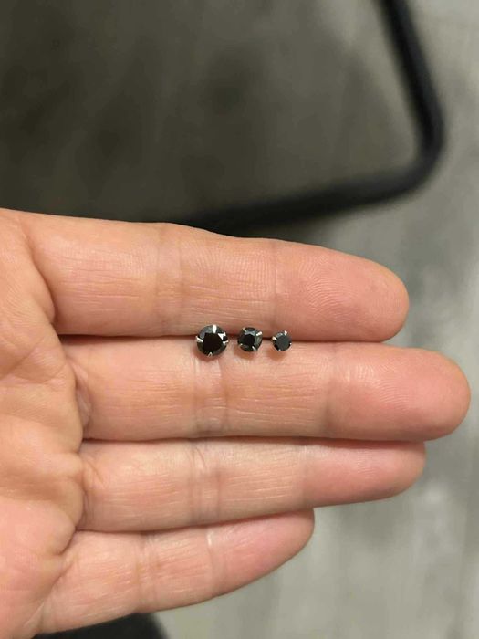 Обеци масивно сребро и черен камък цирконий   с винт .