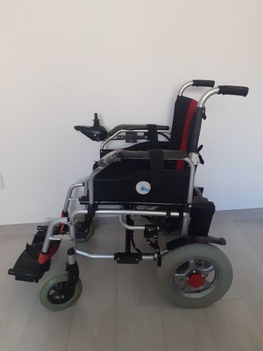 Cărucior electric persoane cu dizabilități.