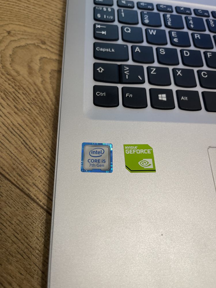 Lenovo Ideapad 510 i5 7200U; Nvidia 2 GB; SSD 256; RAM 8 GB DDR 4