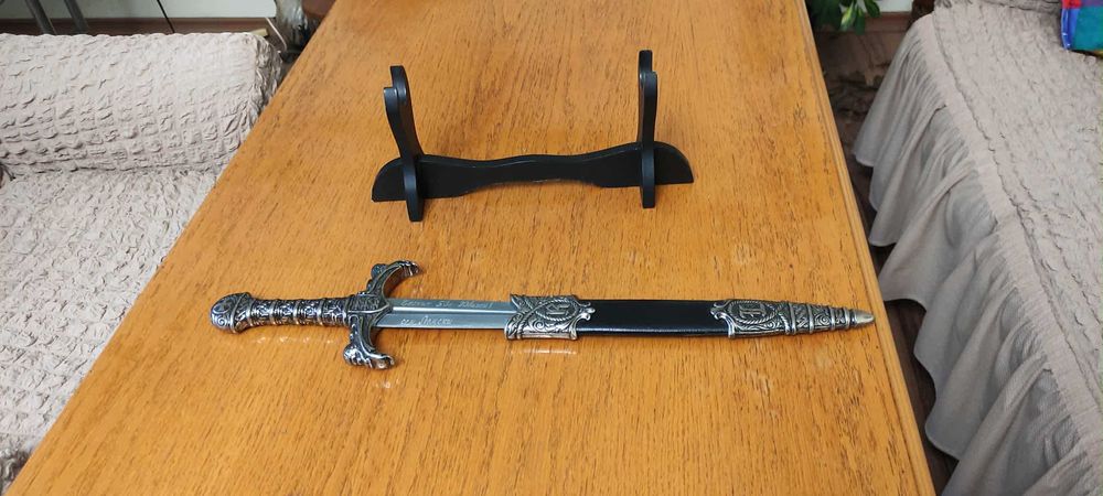 Декоративна метална сабя/ реплика/ с орнаменти и дървена стойка