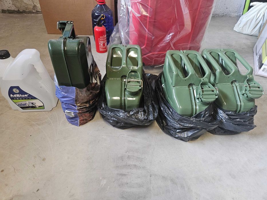 Vând 4 canistre goale 10 l