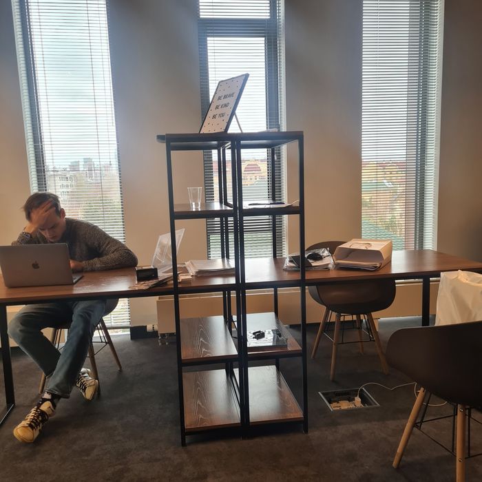 Стол офисный на металл каркасе