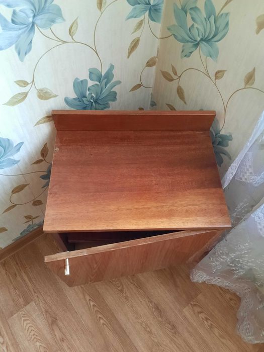 Продам тумбочку прикраватную.