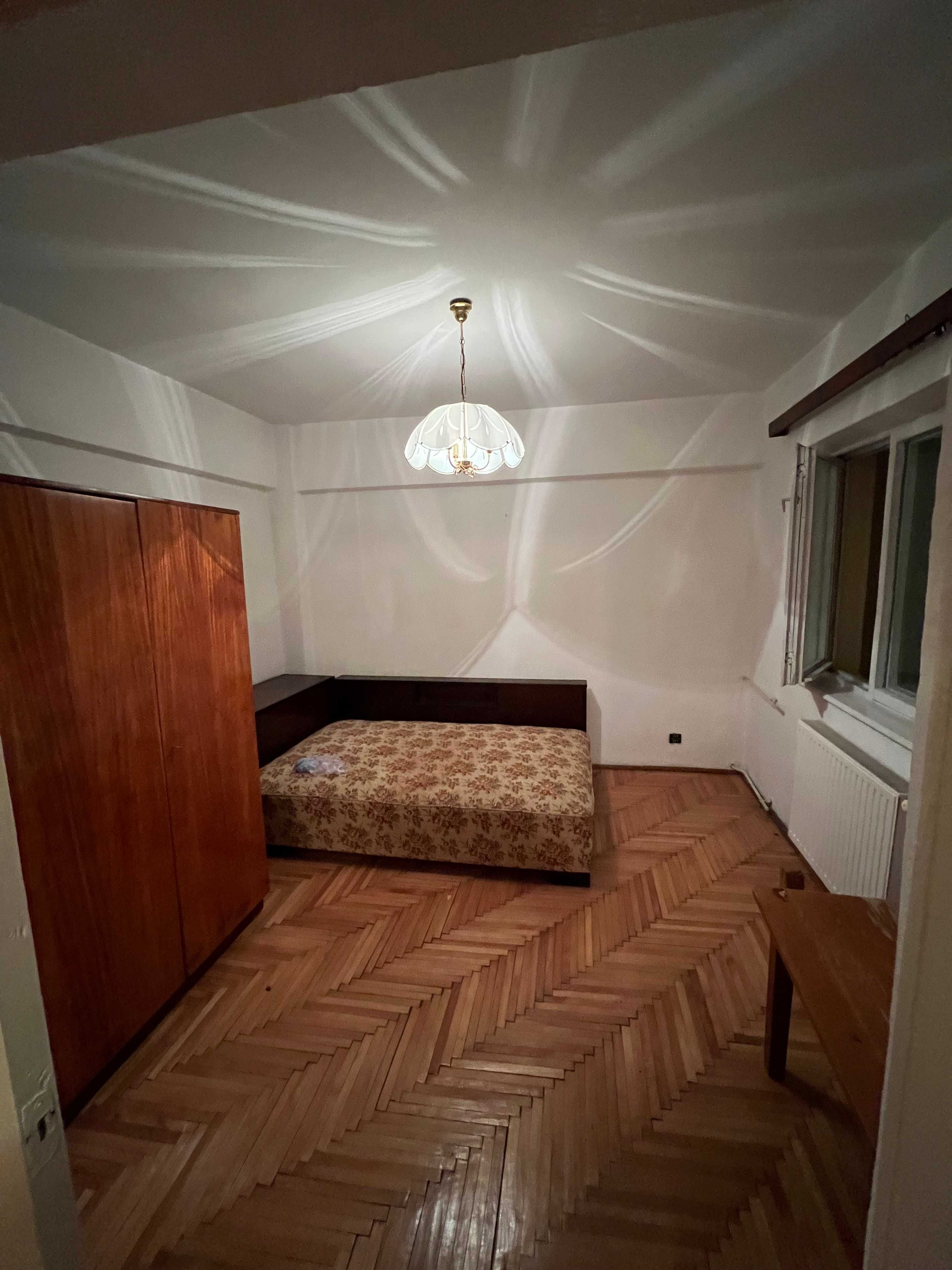 APARTAMENT Suceava ultracentral, 4 camere, etaj 2