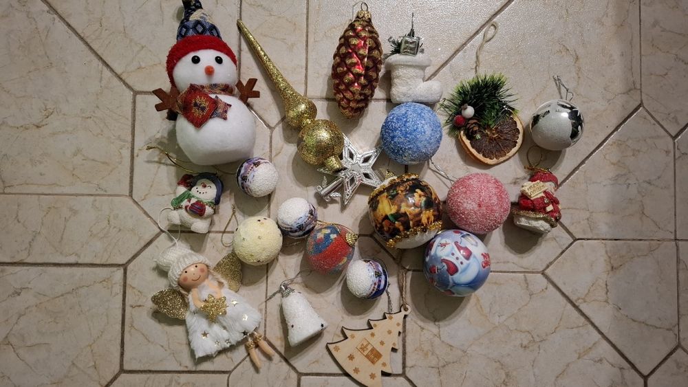 Коледни играчки и герлянди
