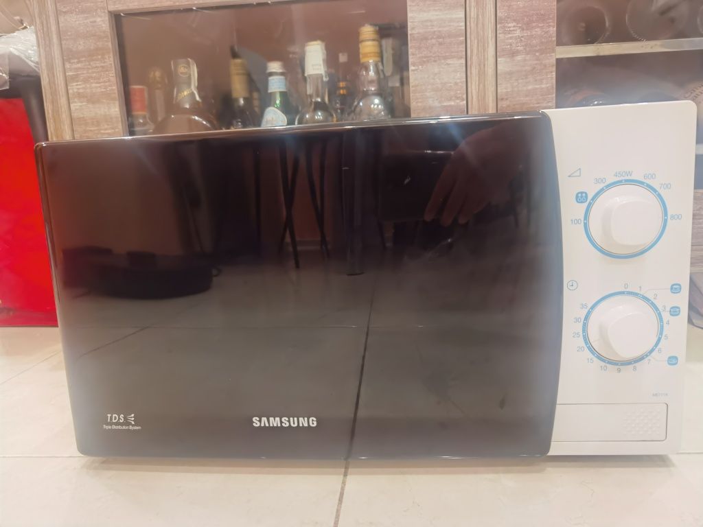 Микровълнова SAMSUNG ME711K