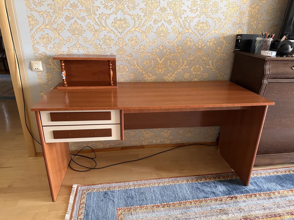 стол письменный.