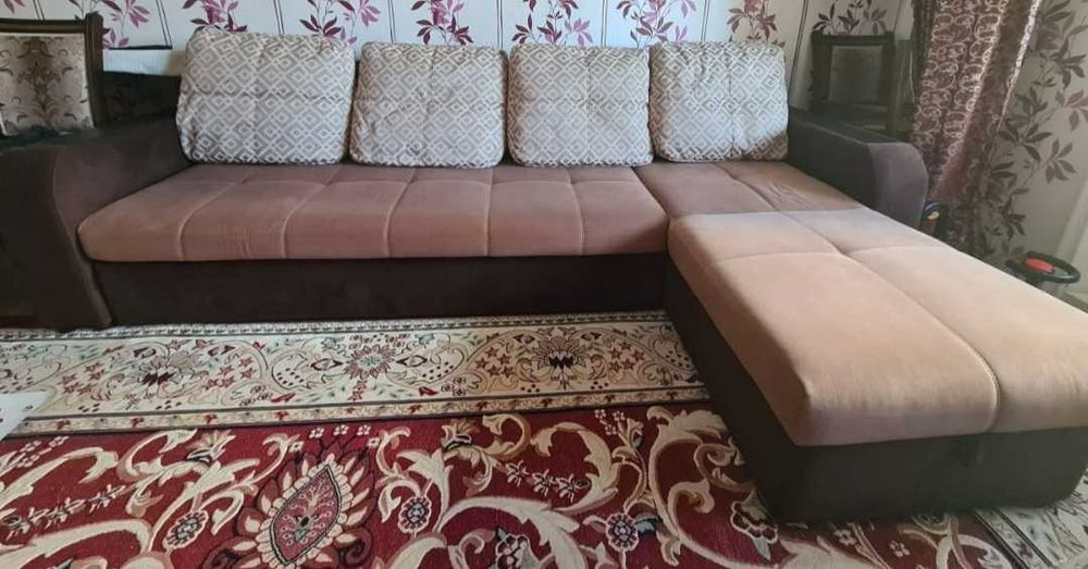 Продам диван. Производство Россия. Почти новый. Хороший торг