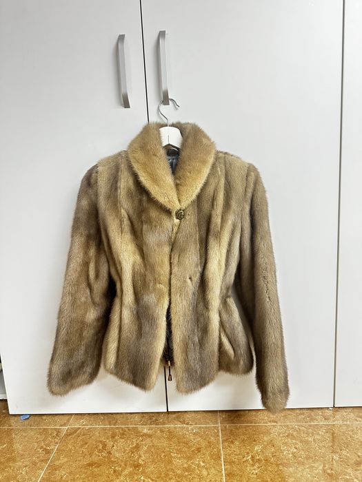 Haina din blana de nurca din intreg . Marimea corespunde la S-M . Bej