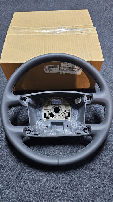 Volan piele nou original Volkswagen Phaeton / Touareg 2002 - 2010

Cod