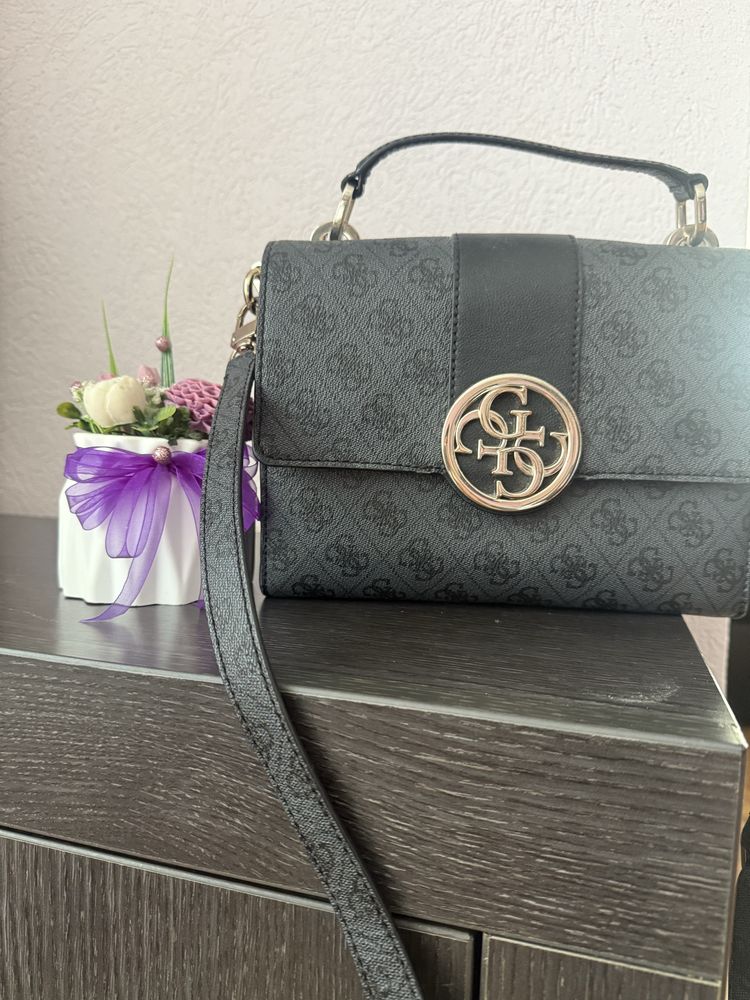 Дамска чанта Guess