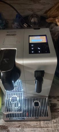Кафе машина Delonghi Nespresso latissima Pro