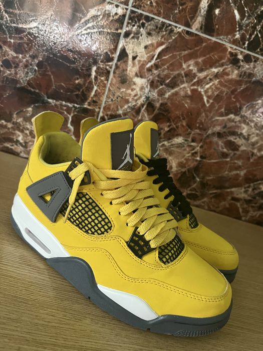 Jordan 4 Yelow lighting