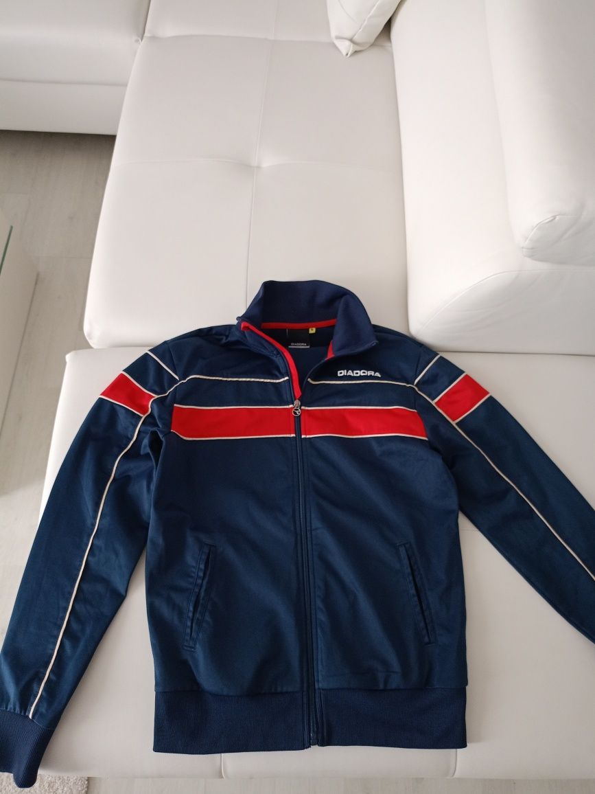 Vând bluza sport Diadora,nou , produs de calitate superioara.