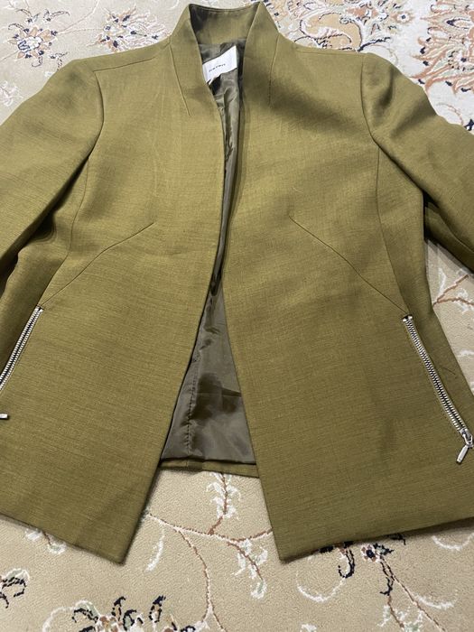 Пиджак, кофта,выросли и поправились.