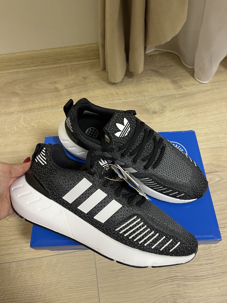 Маратонки Adidas Swift Run 22