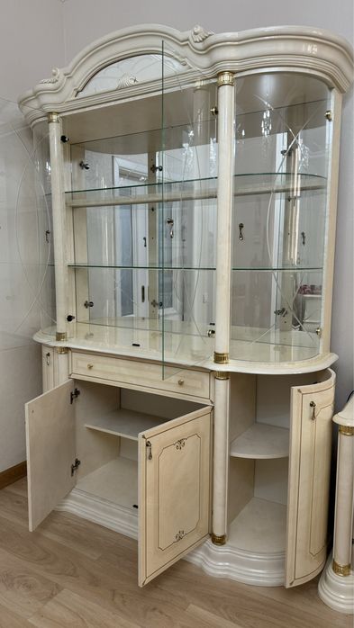 Продам мебельный гарнитур в классическом стиле