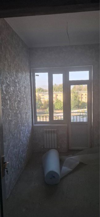 Чирчик шахар 2 микро район Янги Узб 2х сотилади Нархи 32.000$ Наличка