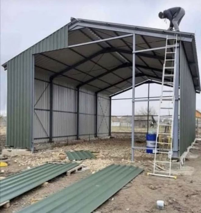 Vând hală metalică de pe stoc 10 cu 20 cu 4 m la streașină cu tot cu m