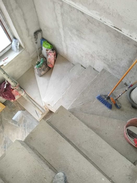 Scari de beton, mandate din lemn, acoperise