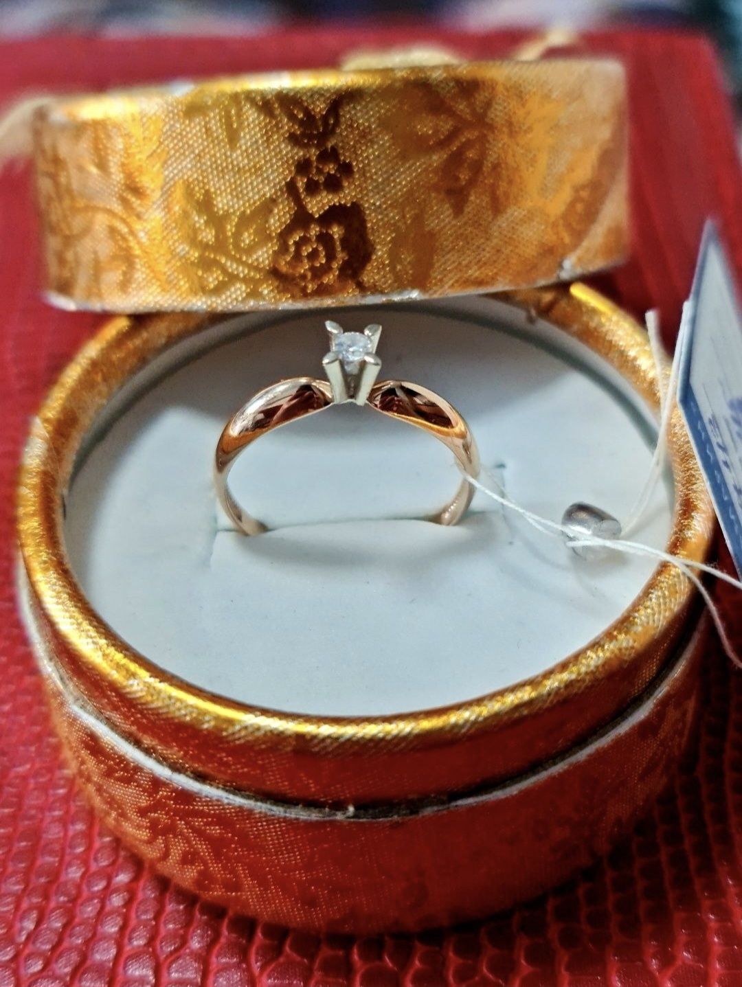Золотое, новое кольцо с фианитом