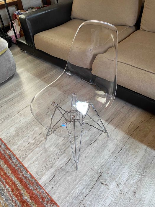 Scaune transparente