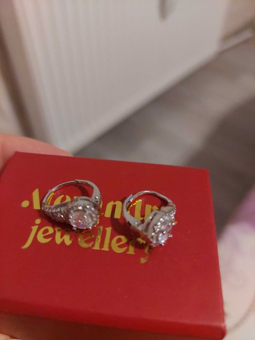 Продавам дамски обеци