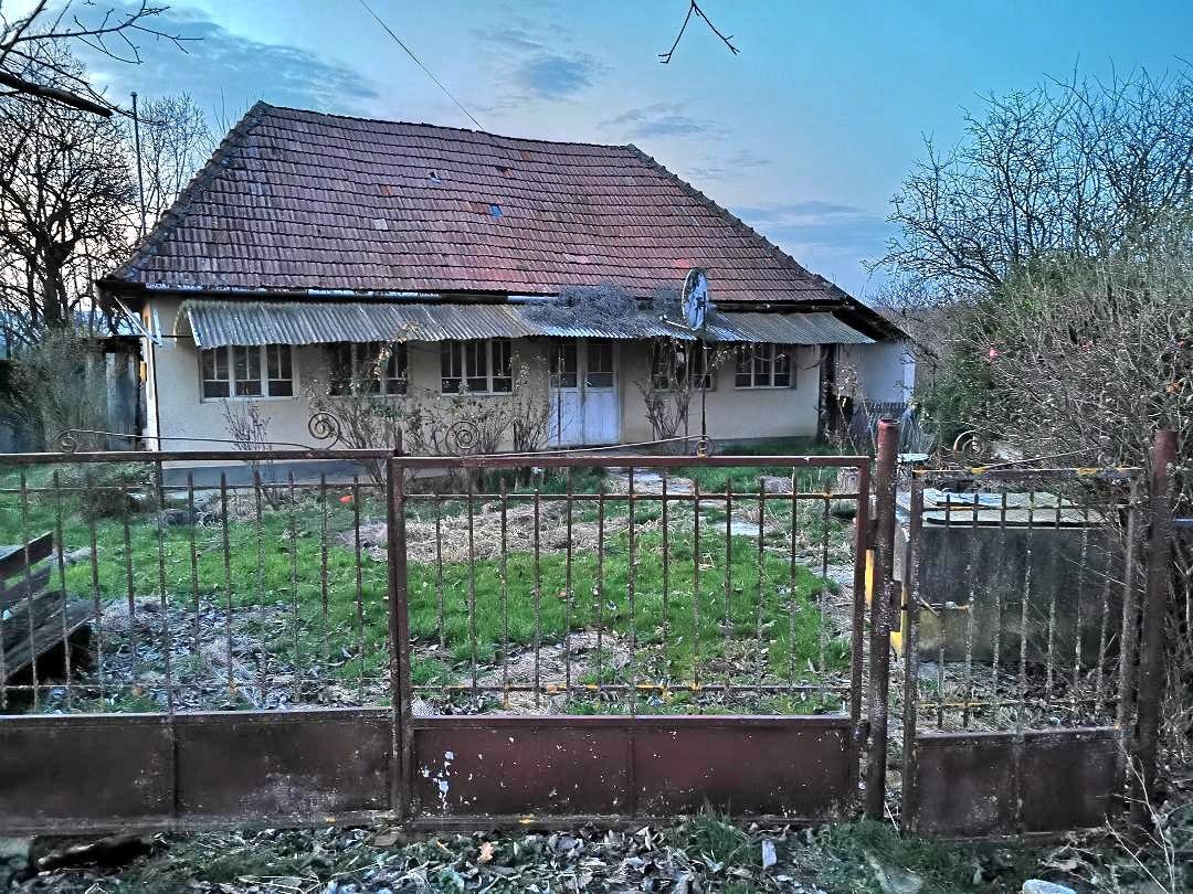 Teren intravilan cu casa bătrâneasca în Dobrin