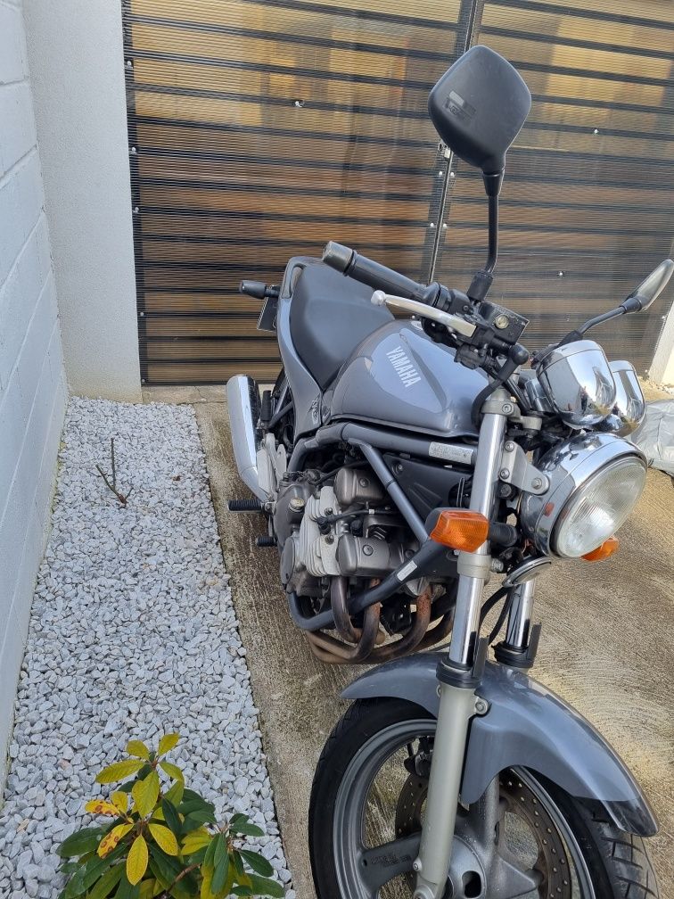 Motocicleta Yamaha 600