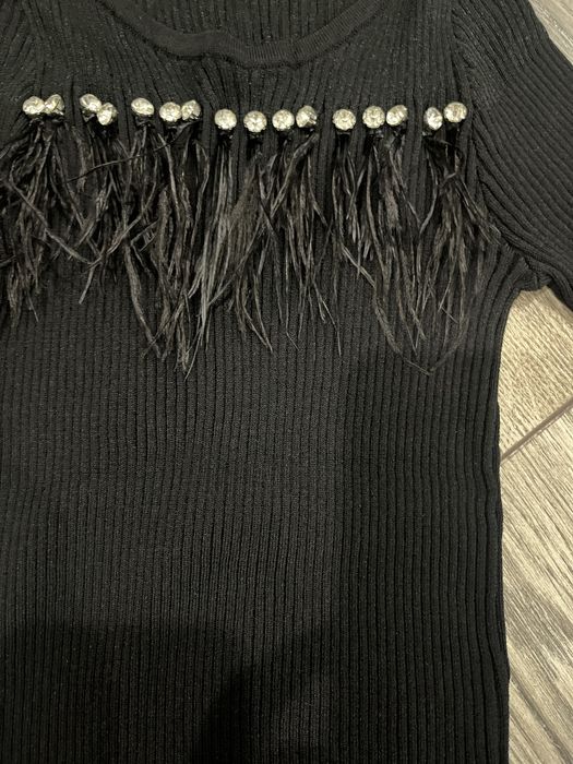 Черен костюм с камъни и пера