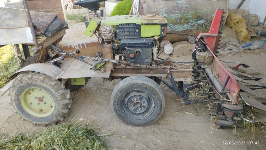 Mini traktor va jatka sotiladi