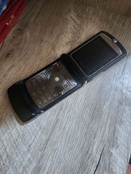 Motorola razr v3
Original 2005-yil
retro sevadigan insonlarga
Uzemei r