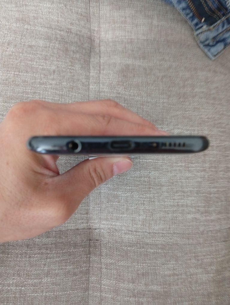 Продается почти идеальный Samsung Galaxy A50 (в макс. комплектации)