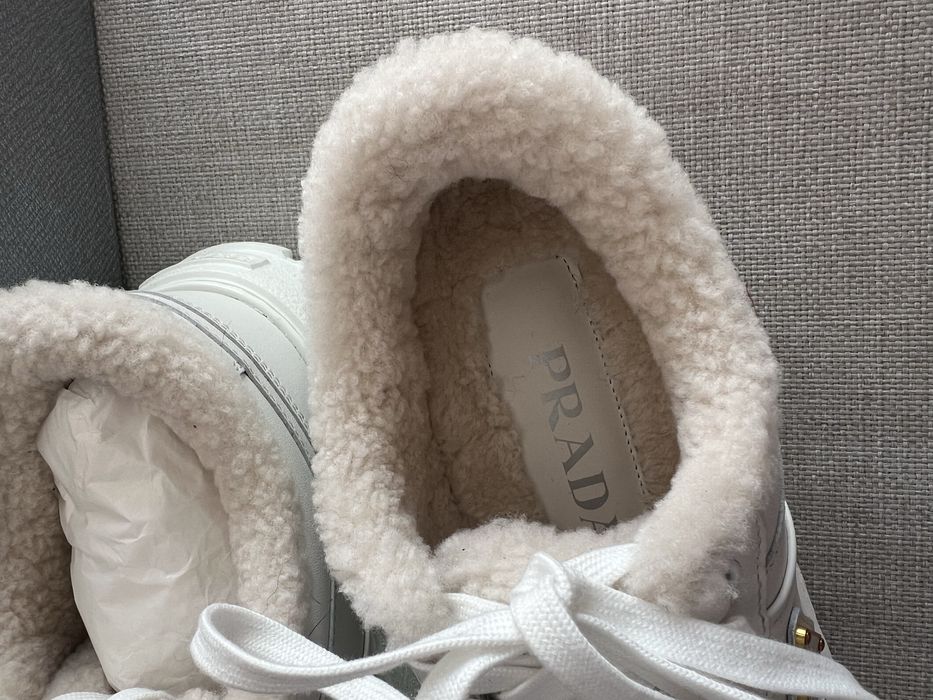 Бели маратонки Prada