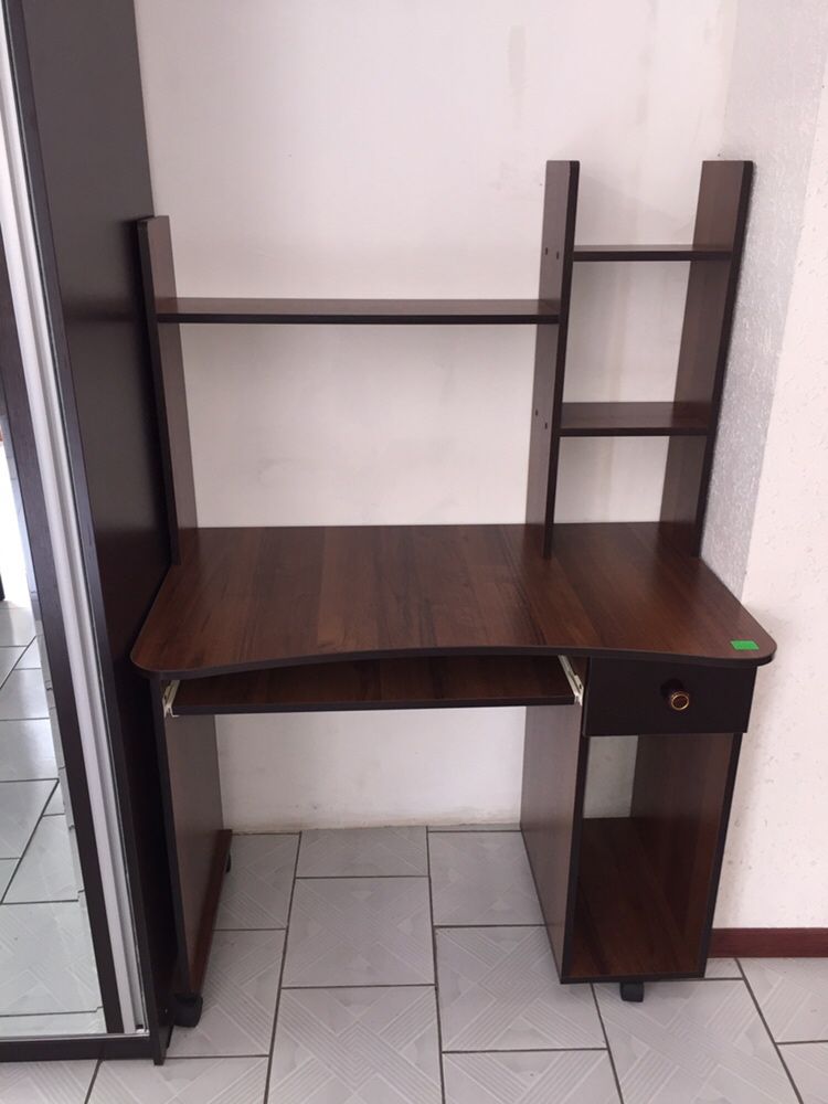 Компьютерный стол (на колесах) 750.000