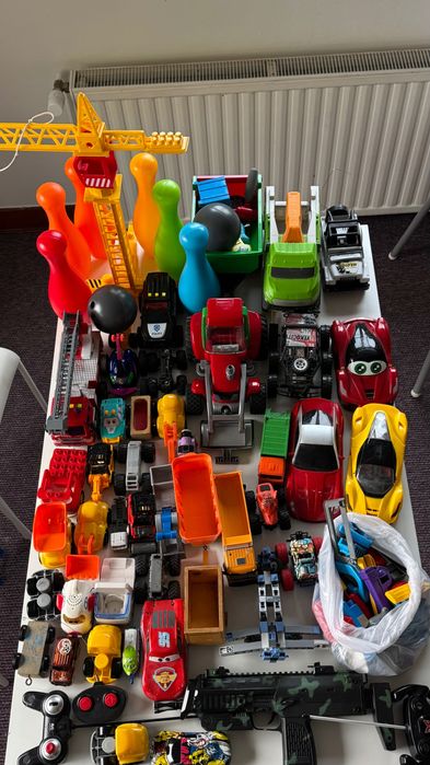 Jucării mașini multe