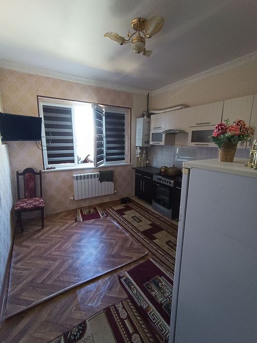 Продаётся 1-комнатная кирпичная квартира в Чирчике