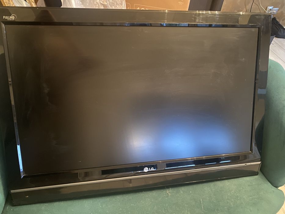 Plasma LG functionala,latime 63 cm ,lungime 92 cm,are toate cablurile