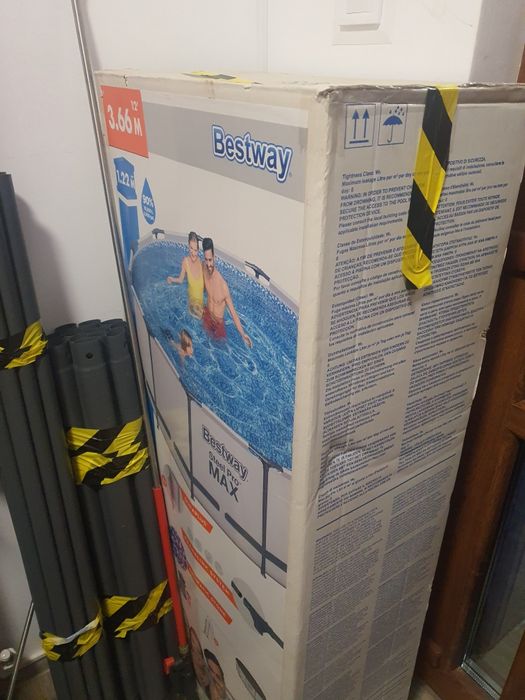 Vând piscina de grădină bestway 366/122
