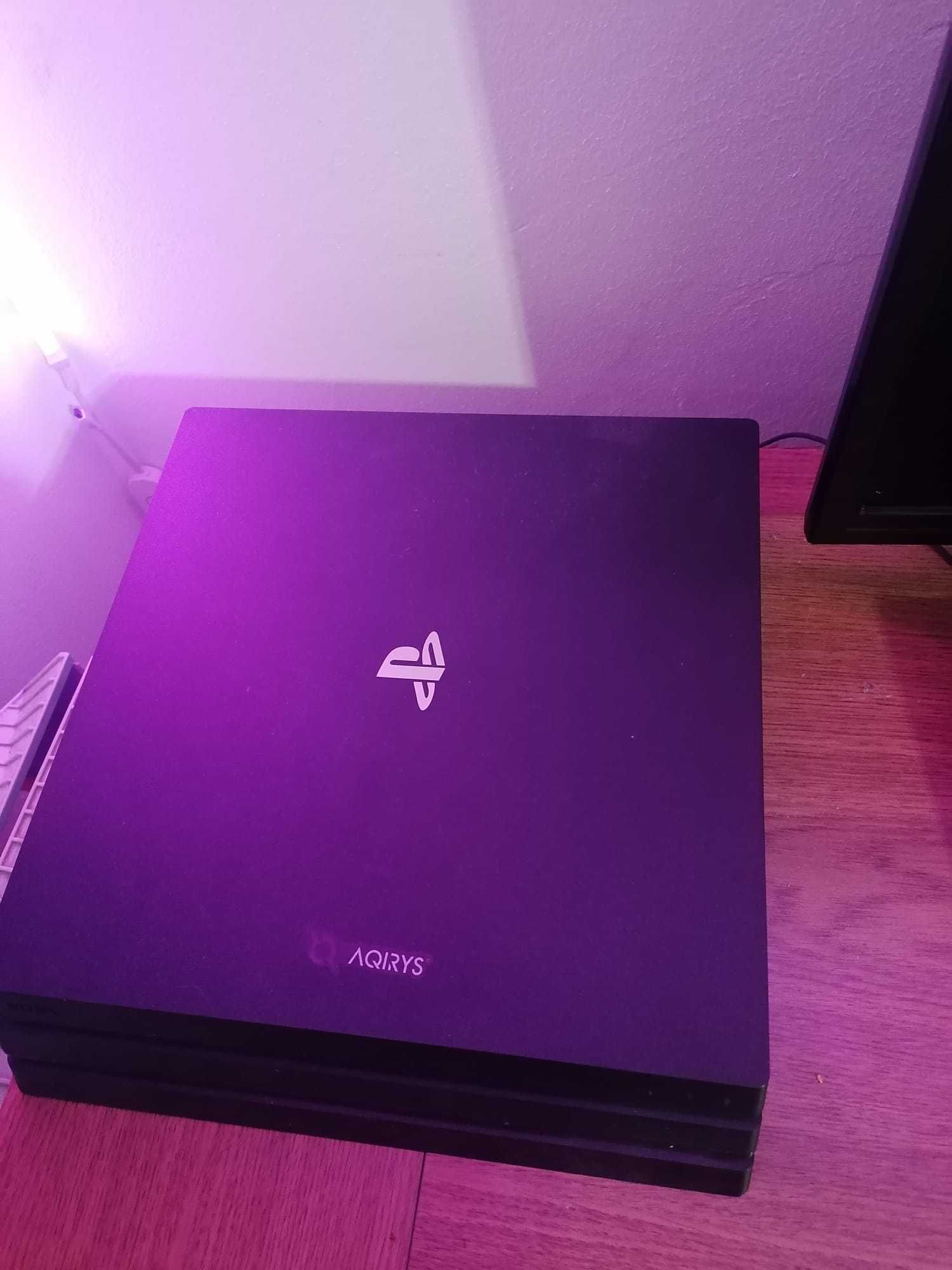 Vand PS4 pro in stare foarte buna de functionare