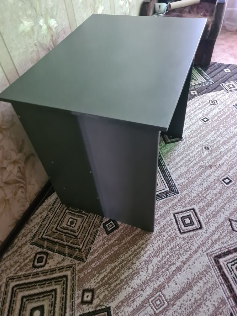 Продам стол  крепкий