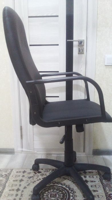 Продается офисное кресло в отличном состоянии.  Кожзаменитель