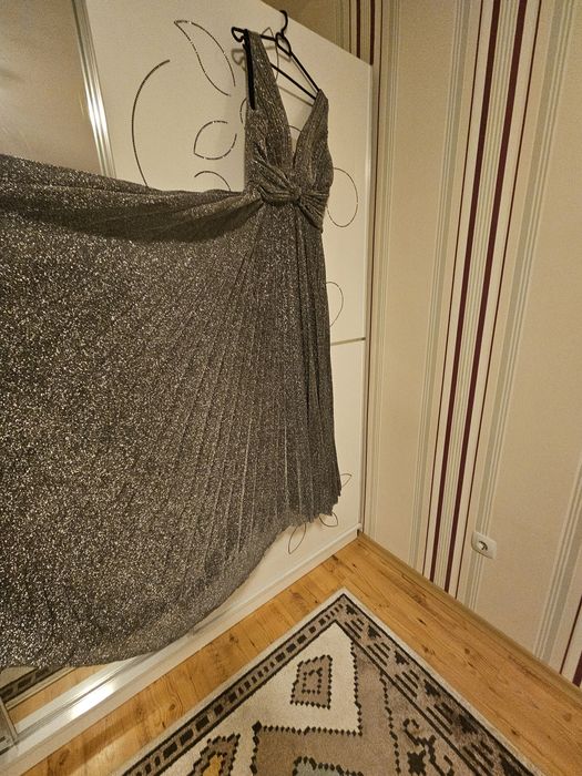 Разкошна, дълга, сребриста рокля