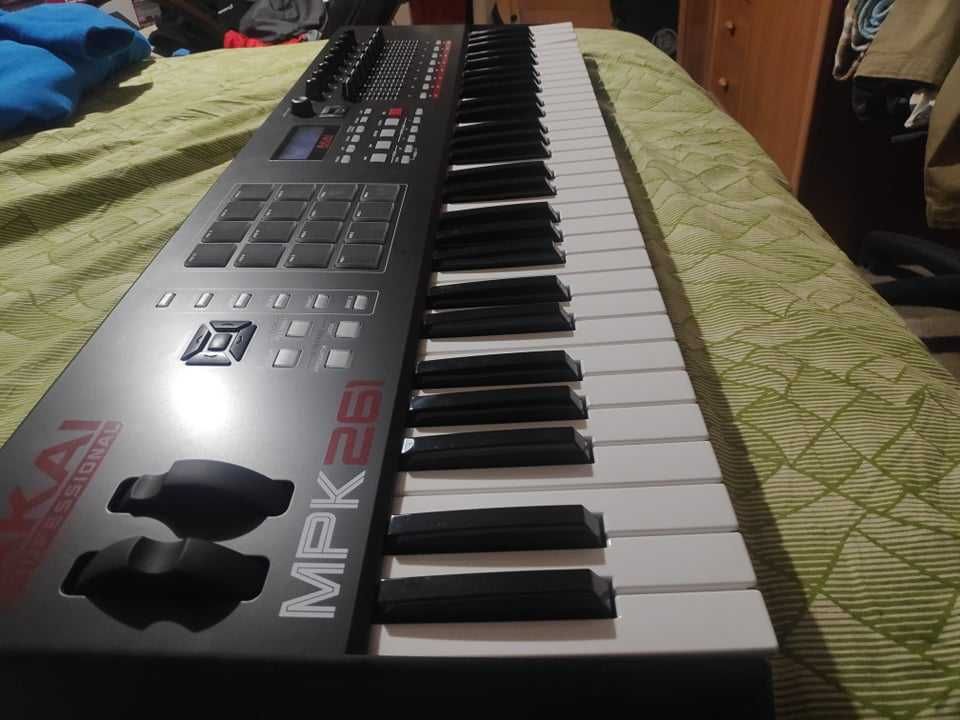 Akai Mpk 261 - midi keyboard