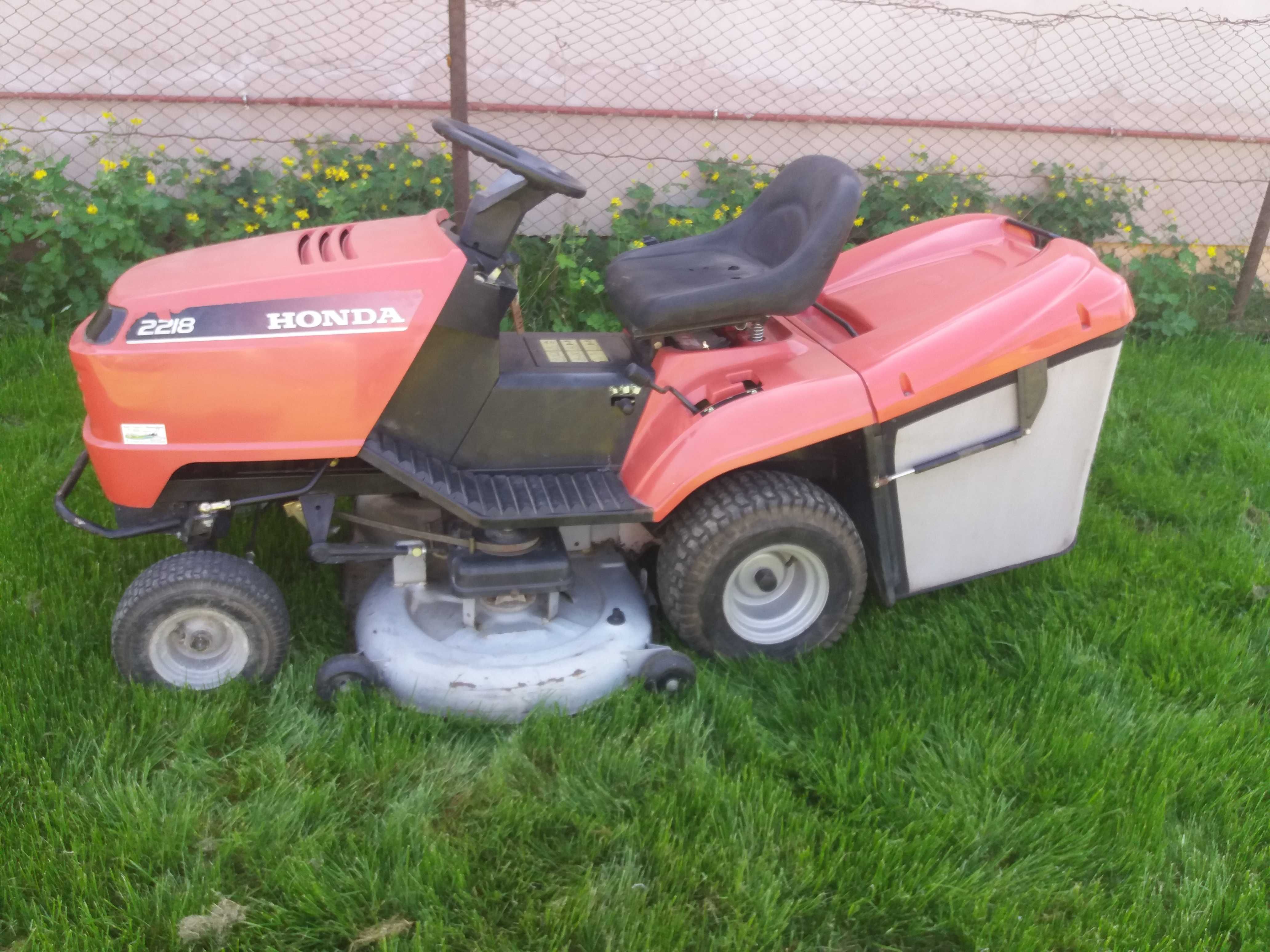 Tund gazon/livezi cu tractoras Honda profesional