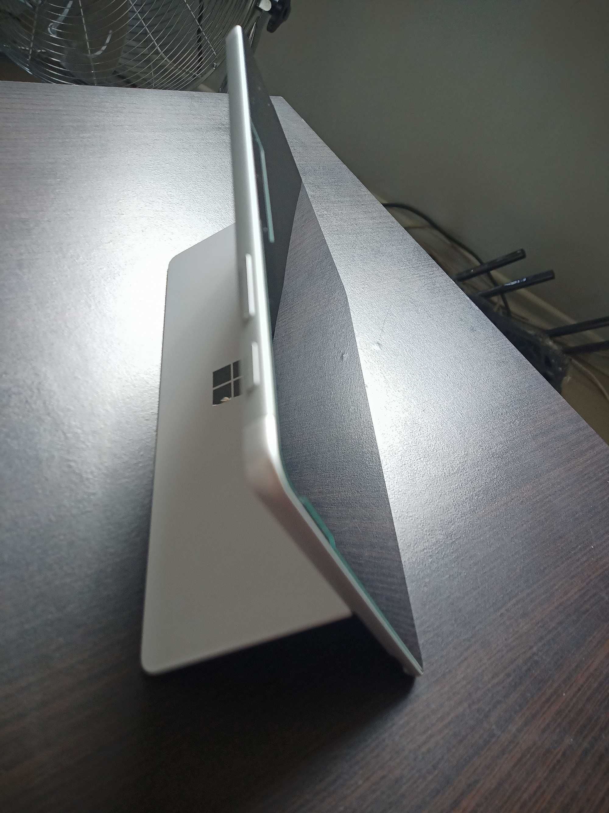 Surface Go 2 + Стъклен протектор + клавиатура.